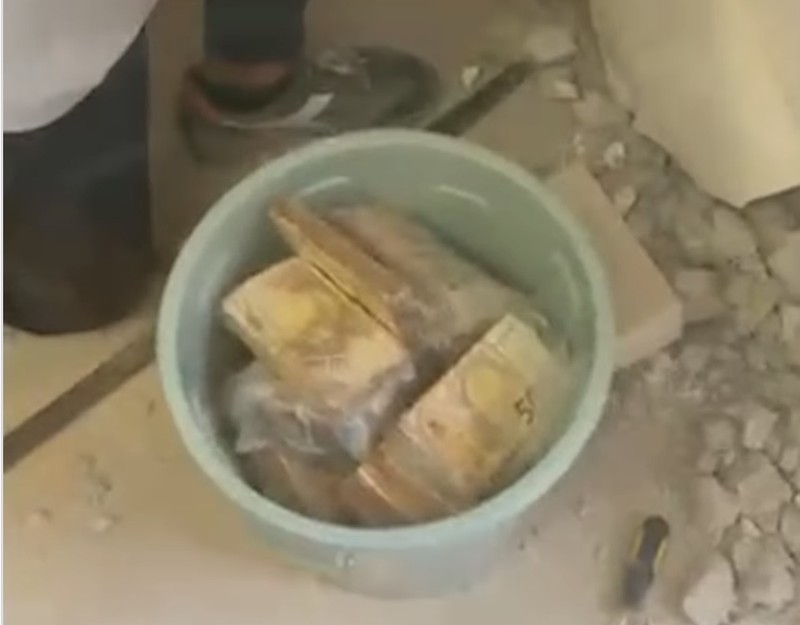 Uang tunai tersebut ditumpuk dalam ikatan uang kertas pecahan 50 euro di sebuah lokasi di Naples, Italia. (Dok. Napoli Police)