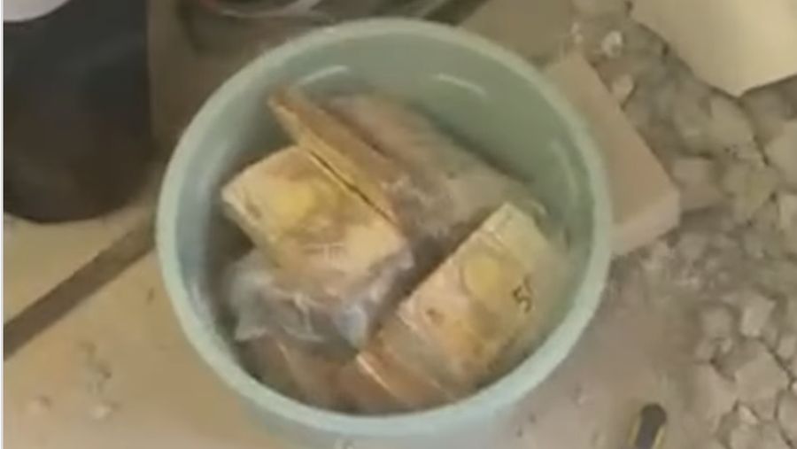 Uang tunai tersebut ditumpuk dalam ikatan uang kertas pecahan 50 euro di sebuah lokasi di Naples, Italia. (Dok. Napoli Police) Uang tunai tersebut ditumpuk dalam ikatan uang kertas pecahan 50 euro di sebuah lokasi di Naples, Italia. (Dok. Napoli Police)