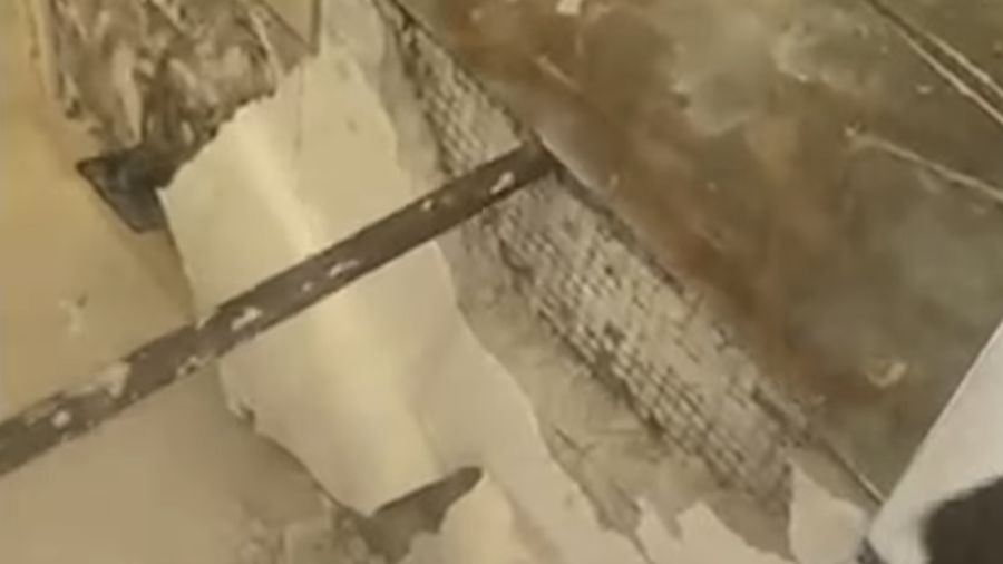 Uang tunai tersebut ditumpuk dalam ikatan uang kertas pecahan 50 euro di sebuah lokasi di Naples, Italia. (Dok. Napoli Police) Uang tunai tersebut ditumpuk dalam ikatan uang kertas pecahan 50 euro di sebuah lokasi di Naples, Italia. (Dok. Napoli Police)