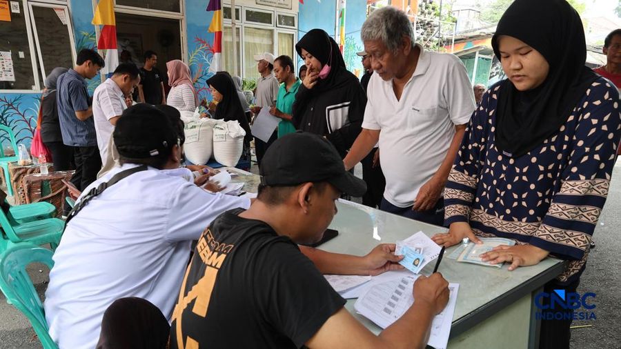 Warga mengantre untuk mengambil bantuan pangan berupa beras kepada masyarakat di Balai RW 03, Kelurahan Menteng, Jakarta, Rabu (23/9/2026). (CNBC Indonesia/Muhammad Sabki)