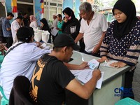 Warga mengantre untuk mengambil bantuan pangan berupa beras kepada masyarakat di Balai RW 03, Kelurahan Menteng, Jakarta, Rabu (23/9/2026). (CNBC Indonesia/Muhammad Sabki)