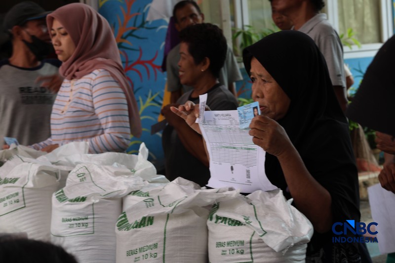 Warga mengantre untuk mengambil bantuan pangan berupa beras kepada masyarakat di Balai RW 03, Kelurahan Menteng, Jakarta, Rabu (23/9/2026). (CNBC Indonesia/Muhammad Sabki)
