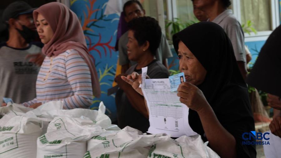 Warga mengantre untuk mengambil bantuan pangan berupa beras kepada masyarakat di Balai RW 03, Kelurahan Menteng, Jakarta, Rabu (23/9/2026).