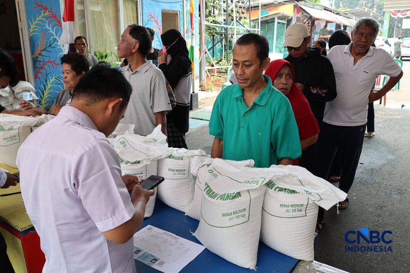 Warga mengantre untuk mengambil bantuan pangan berupa beras kepada masyarakat di Balai RW 03, Kelurahan Menteng, Jakarta, Rabu (23/9/2026). (CNBC Indonesia/Muhammad Sabki)