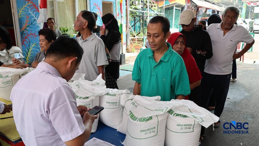Warga mengantre untuk mengambil bantuan pangan berupa beras kepada masyarakat di Balai RW 03, Kelurahan Menteng, Jakarta, Rabu (23/9/2026). (CNBC Indonesia/Muhammad Sabki)