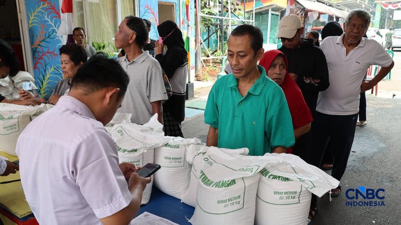 Warga mengantre untuk mengambil bantuan pangan berupa beras kepada masyarakat di Balai RW 03, Kelurahan Menteng, Jakarta, Rabu (23/9/2026). (CNBC Indonesia/Muhammad Sabki)
