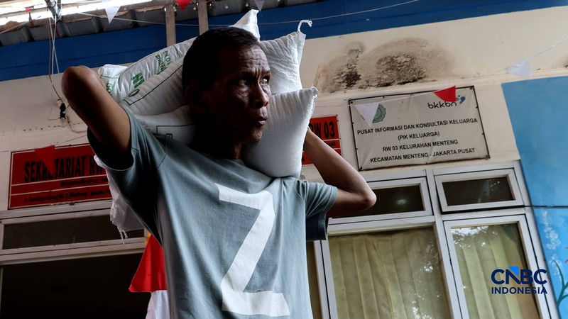 Warga mengantre untuk mengambil bantuan pangan berupa beras kepada masyarakat di Balai RW 03, Kelurahan Menteng, Jakarta, Rabu (23/9/2026). (CNBC Indonesia/Muhammad Sabki)