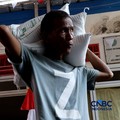 Warga mengantre untuk mengambil bantuan pangan berupa beras kepada masyarakat di Balai RW 03, Kelurahan Menteng, Jakarta, Rabu (23/9/2026). (CNBC Indonesia/Muhammad Sabki)