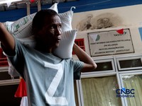 Warga mengantre untuk mengambil bantuan pangan berupa beras kepada masyarakat di Balai RW 03, Kelurahan Menteng, Jakarta, Rabu (23/9/2026). (CNBC Indonesia/Muhammad Sabki)