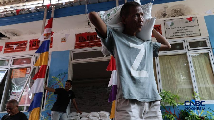 Warga mengantre untuk mengambil bantuan pangan berupa beras kepada masyarakat di Balai RW 03, Kelurahan Menteng, Jakarta, Rabu (23/9/2026). (CNBC Indonesia/Muhammad Sabki)