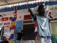 Warga mengantre untuk mengambil bantuan pangan berupa beras kepada masyarakat di Balai RW 03, Kelurahan Menteng, Jakarta, Rabu (23/9/2026). (CNBC Indonesia/Muhammad Sabki)