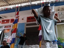 Warga mengantre untuk mengambil bantuan pangan berupa beras kepada masyarakat di Balai RW 03, Kelurahan Menteng, Jakarta, Rabu (23/9/2026). (CNBC Indonesia/Muhammad Sabki)