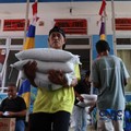 Warga mengantre untuk mengambil bantuan pangan berupa beras kepada masyarakat di Balai RW 03, Kelurahan Menteng, Jakarta, Rabu (23/9/2026). (CNBC Indonesia/Muhammad Sabki)