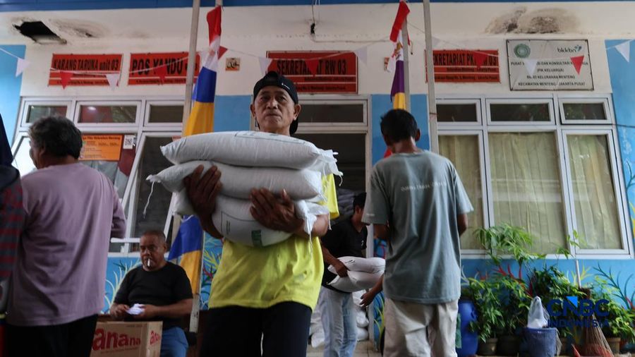 Warga mengantre untuk mengambil bantuan pangan berupa beras kepada masyarakat di Balai RW 03, Kelurahan Menteng, Jakarta, Rabu (23/9/2026). (CNBC Indonesia/Muhammad Sabki)