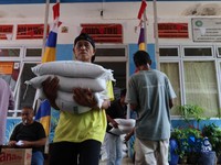 Warga mengantre untuk mengambil bantuan pangan berupa beras kepada masyarakat di Balai RW 03, Kelurahan Menteng, Jakarta, Rabu (23/9/2026). (CNBC Indonesia/Muhammad Sabki)