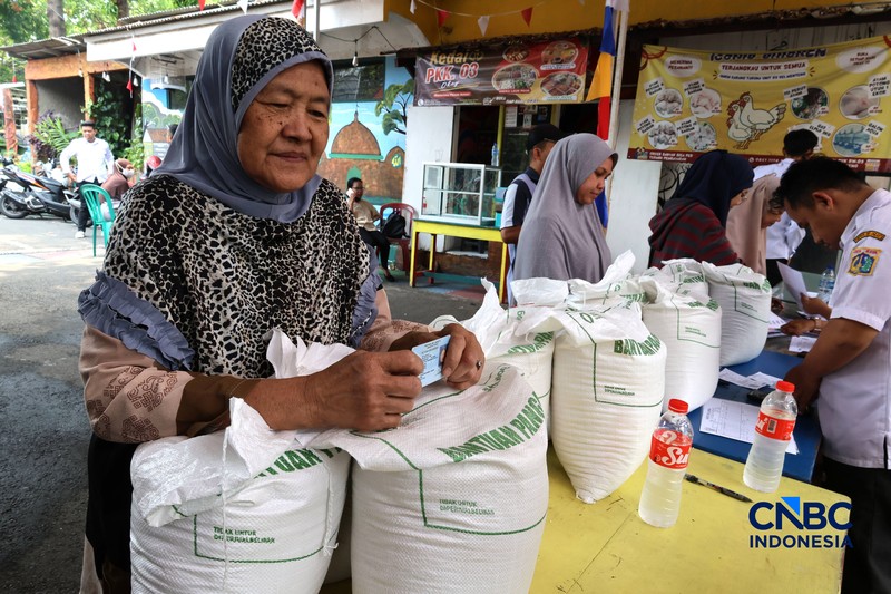 Warga mengantre untuk mengambil bantuan pangan berupa beras kepada masyarakat di Balai RW 03, Kelurahan Menteng, Jakarta, Rabu (23/9/2026). (CNBC Indonesia/Muhammad Sabki)