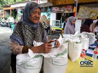 Warga mengantre untuk mengambil bantuan pangan berupa beras kepada masyarakat di Balai RW 03, Kelurahan Menteng, Jakarta, Rabu (23/9/2026). (CNBC Indonesia/Muhammad Sabki)