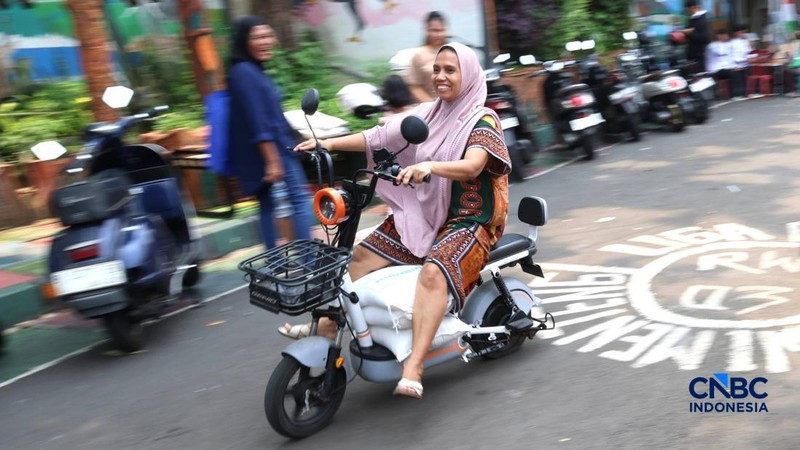 Warga mengantre untuk mengambil bantuan pangan berupa beras kepada masyarakat di Balai RW 03, Kelurahan Menteng, Jakarta, Rabu (23/9/2026).