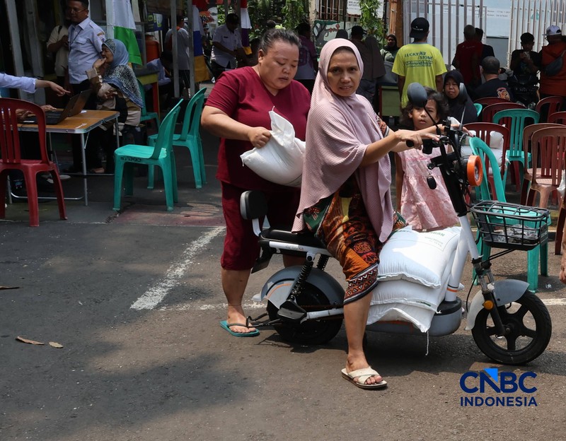 Warga mengantre untuk mengambil bantuan pangan berupa beras kepada masyarakat di Balai RW 03, Kelurahan Menteng, Jakarta, Rabu (23/9/2026). (CNBC Indonesia/Muhammad Sabki)
