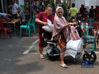 Warga mengantre untuk mengambil bantuan pangan berupa beras kepada masyarakat di Balai RW 03, Kelurahan Menteng, Jakarta, Rabu (23/9/2026). (CNBC Indonesia/Muhammad Sabki)