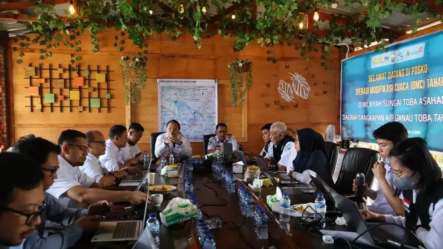 Badan Meteorologi, Klimatologi, dan Geofisika (BMKG) bersama Perum Jasa Tirta I (PJT I) dan PT Indonesia Asahan Aluminium (PT Inalum) memulai Operasi Modifikasi Cuaca (OMC) di Daerah Tangkapan Air (DTA) Danau Toba sejak 21 September hingga 15 Oktober