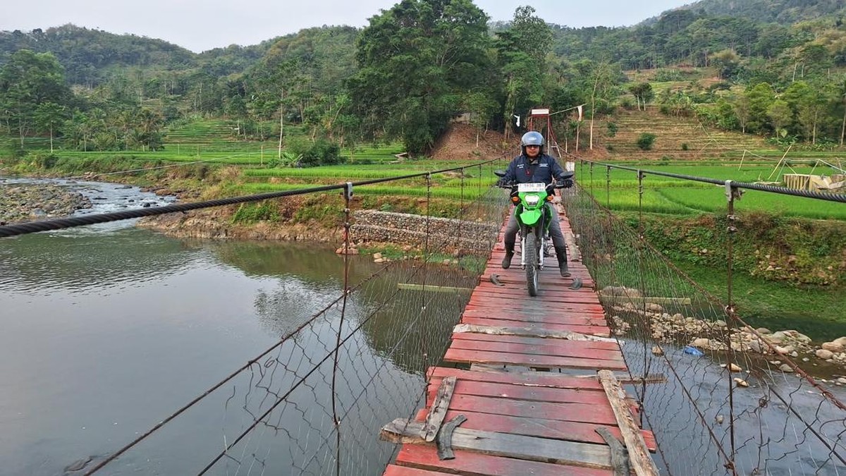Menembus Pegunungan, Mantri BRI Setia Dampingi Warga Garut Selatan