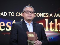 CEO Bethsaida Healthcare, Norman Daulay menerima penghargaan Excellence In Patient Care Award/ Urology & Nephrology Clinic dalam Road To CNBC Indonesia Awards 2026 kategori Best Healthcare di Jakarta, Kamis (24/9/2026). (CNBC Indonesia/Faisal Rahman)