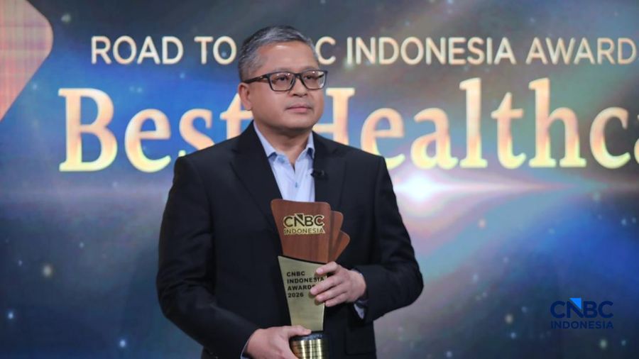 CEO Bethsaida Healthcare, Norman Daulay menerima penghargaan Excellence In Patient Care Award/ Urology & Nephrology Clinic dalam Road To CNBC Indonesia Awards 2026 kategori Best Healthcare di Jakarta, Kamis (24/9/2026). (CNBC Indonesia/Faisal Rahman)