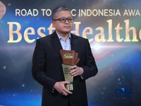 CEO Bethsaida Healthcare, Norman Daulay menerima penghargaan Excellence In Patient Care Award/ Urology & Nephrology Clinic dalam Road To CNBC Indonesia Awards 2026 kategori Best Healthcare di Jakarta, Kamis (24/9/2026). (CNBC Indonesia/Faisal Rahman)