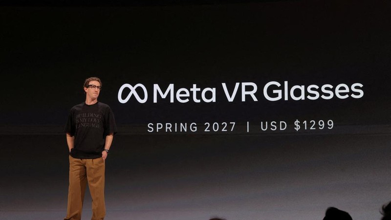 CEO Meta Mark Zuckerberg memperlihatkan kacamata VR Meta dalam acara Meta Connect di kantor pusat perusahaan di Menlo Park, California, AS, pada 23 September 2026. (REUTERS/Carlos Barria)