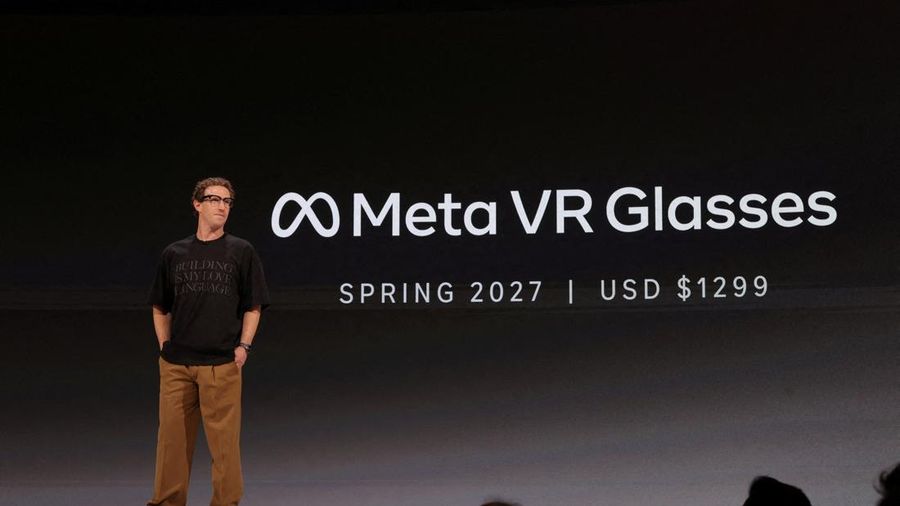 CEO Meta Mark Zuckerberg memperlihatkan kacamata VR Meta dalam acara Meta Connect di kantor pusat perusahaan di Menlo Park, California, AS, pada 23 September 2026. CEO Meta Mark Zuckerberg memperlihatkan kacamata VR Meta dalam acara Meta Connect di kantor pusat perusahaan di Menlo Park, California, AS, pada 23 September 2026. (REUTERS/Carlos Barria)
