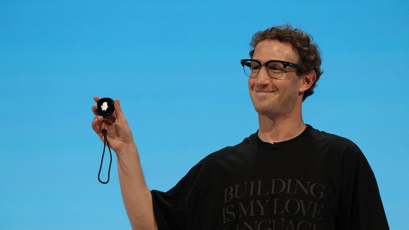 CEO Meta Mark Zuckerberg memperlihatkan Muse Charm dalam acara Meta Connect di kantor pusat perusahaan di Menlo Park, California, AS, pada 23 September 2026.