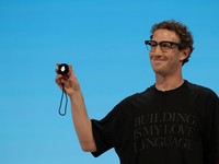 CEO Meta Mark Zuckerberg memperlihatkan Muse Charm dalam acara Meta Connect di kantor pusat perusahaan di Menlo Park, California, AS, pada 23 September 2026. (REUTERS/Carlos Barria)