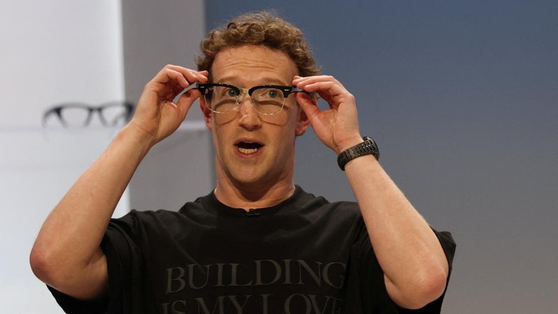 CEO Meta Mark Zuckerberg mencoba kacamata Meta saat mempresentasikan jajaran kacamata pintar baru dalam acara Meta Connect di kantor pusat perusahaan di Menlo Park, California, AS, pada 23 September 2026.