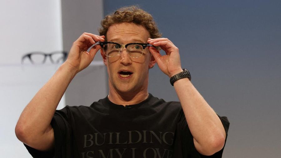 CEO Meta Mark Zuckerberg mencoba kacamata Meta saat mempresentasikan jajaran kacamata pintar baru dalam acara Meta Connect di kantor pusat perusahaan di Menlo Park, California, AS, pada 23 September 2026. CEO Meta Mark Zuckerberg mencoba kacamata Meta saat mempresentasikan jajaran kacamata pintar baru dalam acara Meta Connect di kantor pusat perusahaan di Menlo Park, California, AS, pada 23 September 2026.