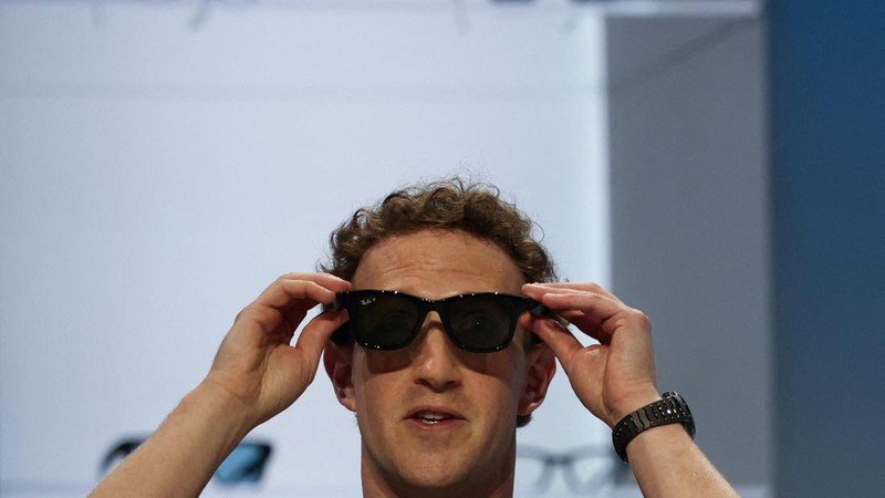 CEO Meta Mark Zuckerberg mencoba kacamata pintar Meta dalam acara Meta Connect di kantor pusat perusahaan di Menlo Park, California, AS, pada 23 September 2026.