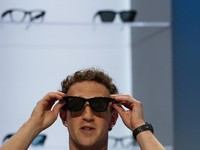 CEO Meta Mark Zuckerberg mencoba kacamata pintar Meta dalam acara Meta Connect di kantor pusat perusahaan di Menlo Park, California, AS, pada 23 September 2026. (REUTERS/Carlos Barria)