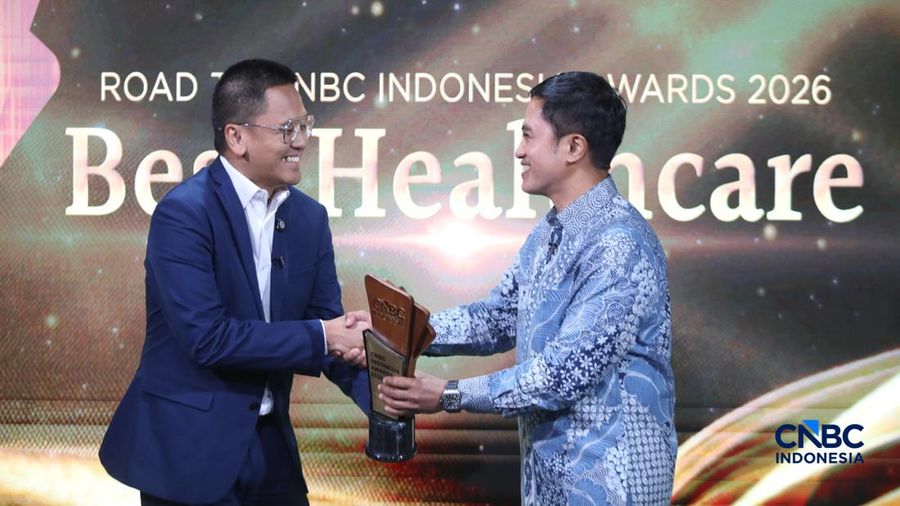 Chief Executive Officer Bamed, Yassin Yanuar Mohammad menerima penghargaan dalam acara Road To CNBC Indonesia Awards di Jakarta, Kamis (24/9/2026). (CNBC Indonesia/Faisal Rahman)