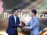 Chief Executive Officer Bamed, Yassin Yanuar Mohammad menerima penghargaan dalam acara Road To CNBC Indonesia Awards di Jakarta, Kamis (24/9/2026). (CNBC Indonesia/Faisal Rahman)