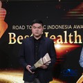 CIO National Hospital, Alexander Ang menerima penghargaan dalam acara Road To CNBC Indonesia Awards di Jakarta, Kamis (24/9/2026). (CNBC Indonesia/Faisal Rahman)