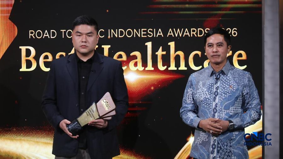 CIO National Hospital, Alexander Ang menerima penghargaan dalam acara Road To CNBC Indonesia Awards di Jakarta, Kamis (24/9/2026). (CNBC Indonesia/Faisal Rahman)