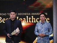 CIO National Hospital, Alexander Ang menerima penghargaan dalam acara Road To CNBC Indonesia Awards di Jakarta, Kamis (24/9/2026). (CNBC Indonesia/Faisal Rahman)