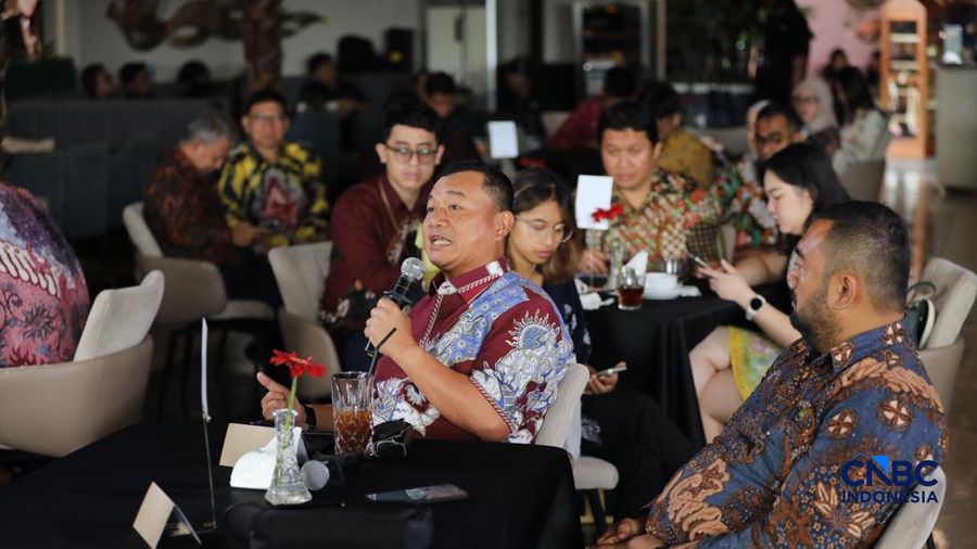 Deputy Director Commercial PT Surveyor Indonesia, M. Chairudin menyampaikan paparan dalam acara Coffe Morning di Parle, Senayan, Jakarta, Kamis (24/9/2026). (CNBC Indonesia/Tri Susilo)