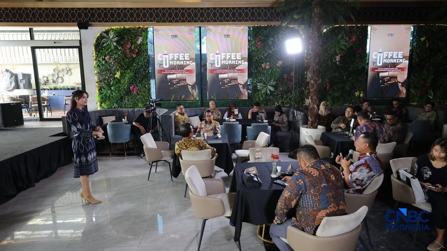 Deputy Director Commercial PT Surveyor Indonesia, M. Chairudin menyampaikan paparan dalam acara Coffe Morning di Parle, Senayan, Jakarta, Kamis (24/9/2026). (CNBC Indonesia/Tri Susilo)