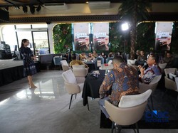 Direktur Jenderal Minyak dan Gas Bumi Kementerian ESDM RI, Laode Sulaeman menyampaikan paparan dalam acara Coffe Morning di Parle, Senayan, Jakarta, Kamis (24/9/2026). (CNBC Indonesia/Tri Susilo)