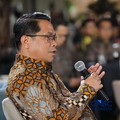 Direktur Jenderal Minyak dan Gas Bumi Kementerian ESDM RI, Laode Sulaeman menyampaikan paparan dalam acara Coffe Morning di Parle, Senayan, Jakarta, Kamis (24/9/2026). (CNBC Indonesia/Tri Susilo)