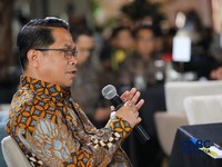 Direktur Jenderal Minyak dan Gas Bumi Kementerian ESDM RI, Laode Sulaeman menyampaikan paparan dalam acara Coffe Morning di Parle, Senayan, Jakarta, Kamis (24/9/2026). (CNBC Indonesia/Tri Susilo)