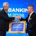 Direktur Teknologi Informasi dan Operasi PT Bank KB Indonesia Tbk, Yungki Prabowo menerima penghargaan dalam CNBC Indonesia Digital Banking Forum di Jakarta, Senin (21/9/2026). (CNBC Indonesia/Tias Budiarto)
