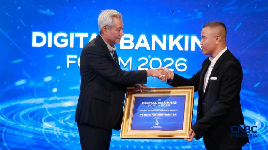 Direktur Teknologi Informasi dan Operasi PT Bank KB Indonesia Tbk, Yungki Prabowo menerima penghargaan dalam CNBC Indonesia Digital Banking Forum di Jakarta, Senin (21/9/2026). (CNBC Indonesia/Tias Budiarto)