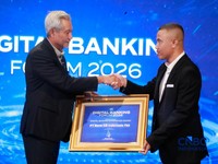 Direktur Teknologi Informasi dan Operasi PT Bank KB Indonesia Tbk, Yungki Prabowo menerima penghargaan dalam CNBC Indonesia Digital Banking Forum di Jakarta, Senin (21/9/2026). (CNBC Indonesia/Tias Budiarto)